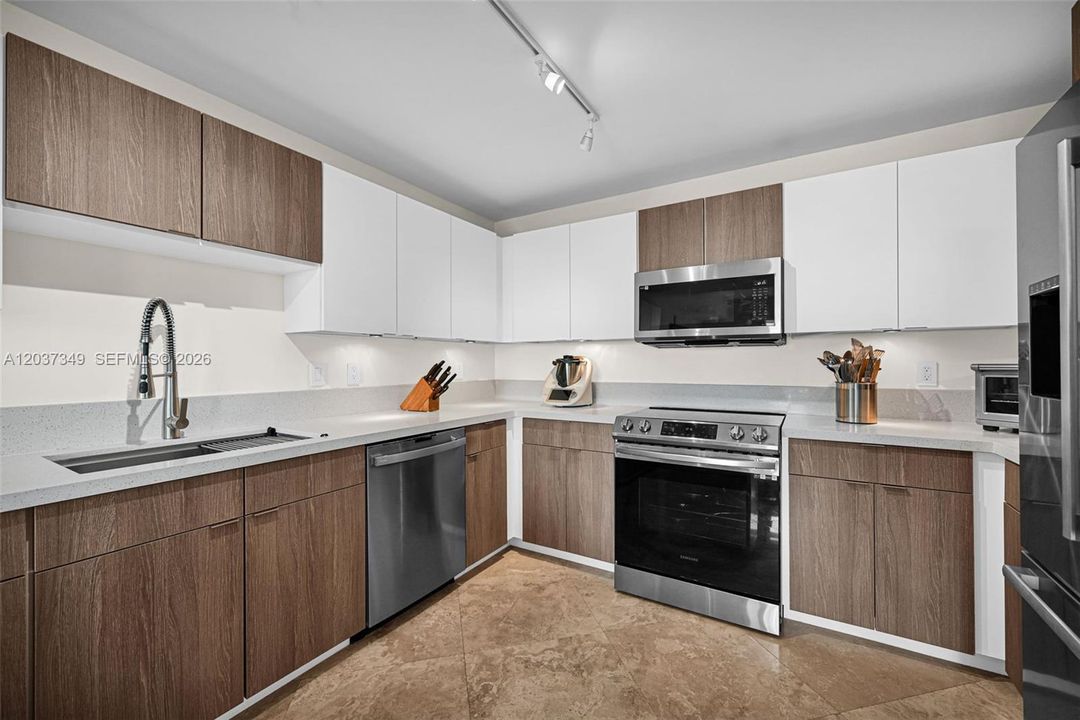 For Sale: $560,000 (2 beds, 2 baths, 1542 Square Feet)