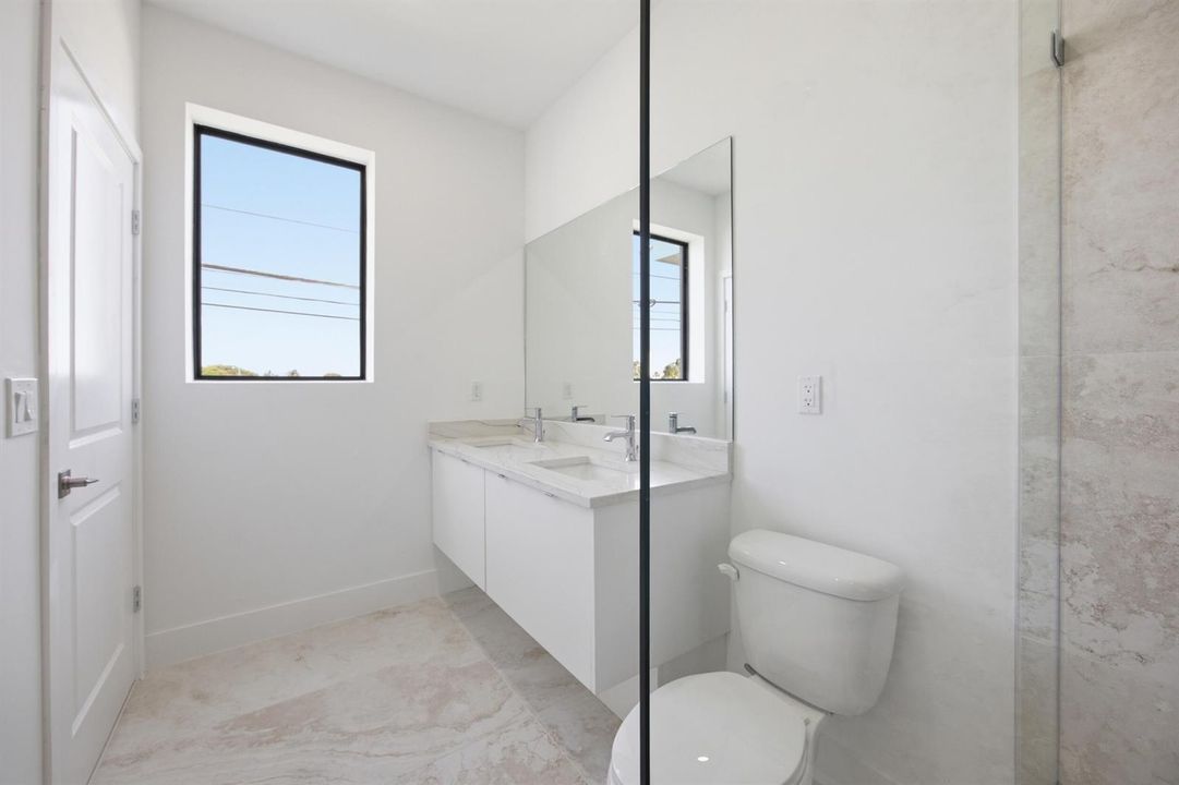 14_masterbath1