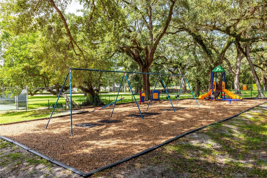 For Sale: $225,000 (2 beds, 2 baths, 950 Square Feet)