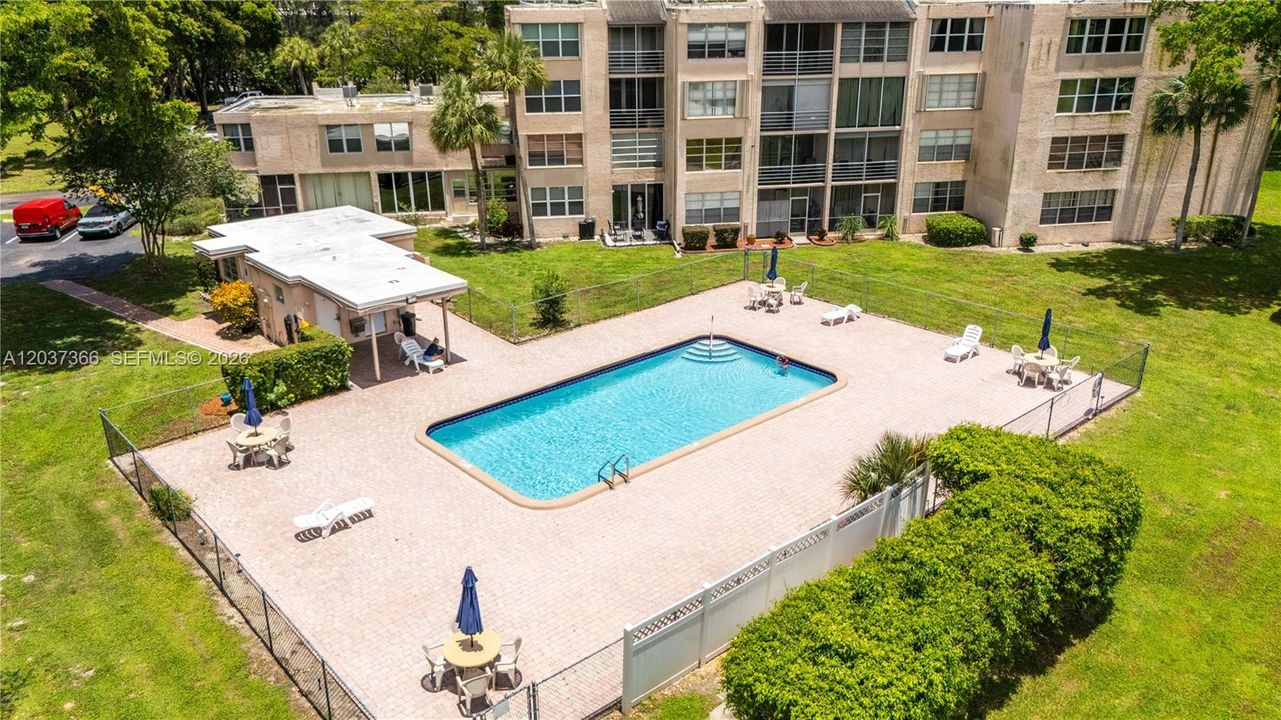 For Sale: $225,000 (2 beds, 2 baths, 950 Square Feet)