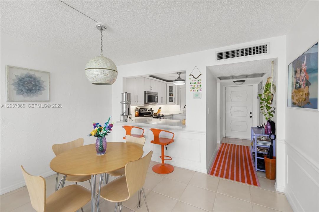 For Sale: $225,000 (2 beds, 2 baths, 950 Square Feet)