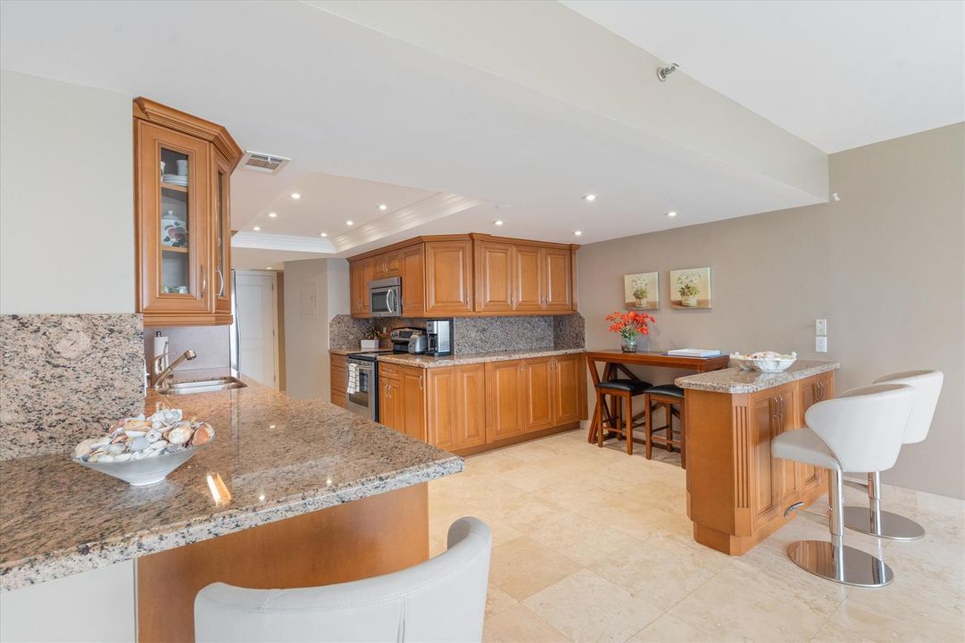 Kitchen and Breakfast Bar