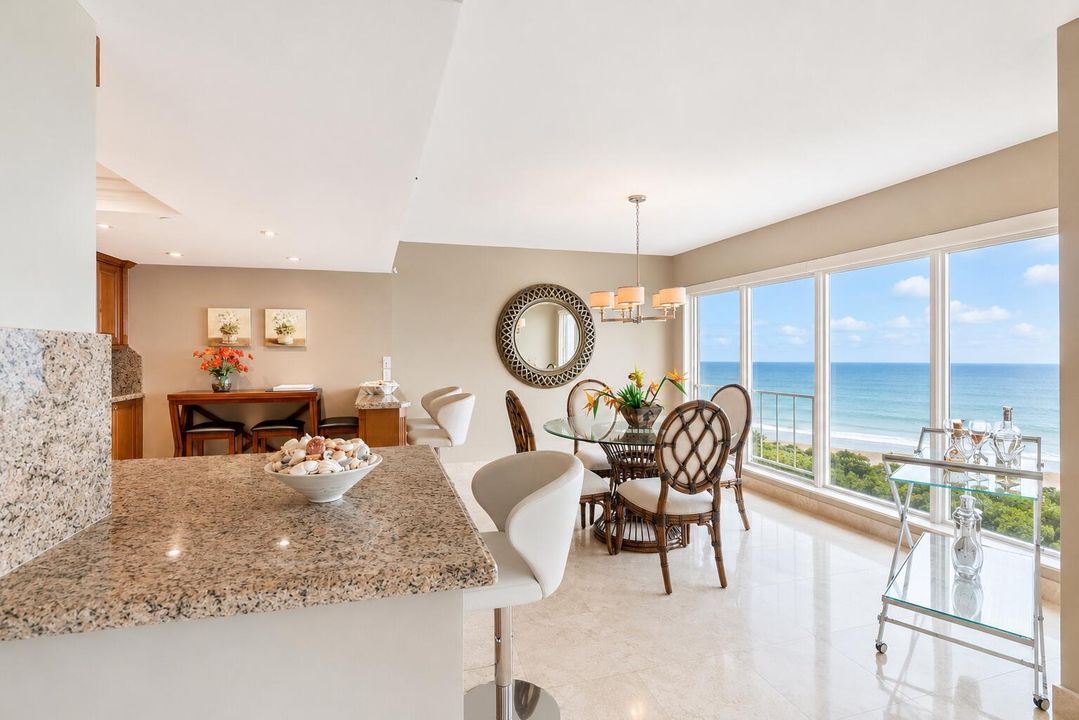 Dining Area and Breakfast Bar