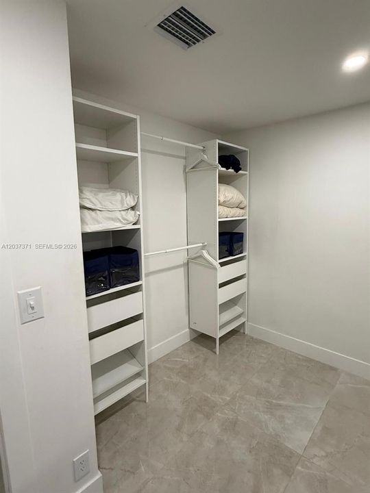 En Renta: $2,900 (3 camas, 2 baños, 2210 Pies cuadrados)