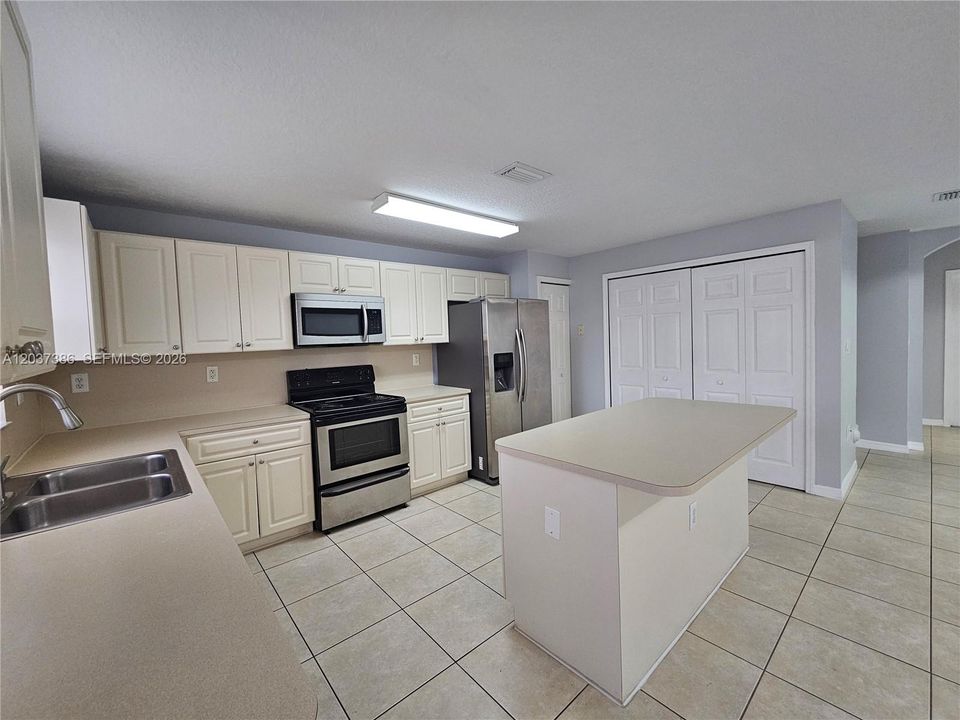 For Rent: $3,200 (3 beds, 2 baths, 1518 Square Feet)