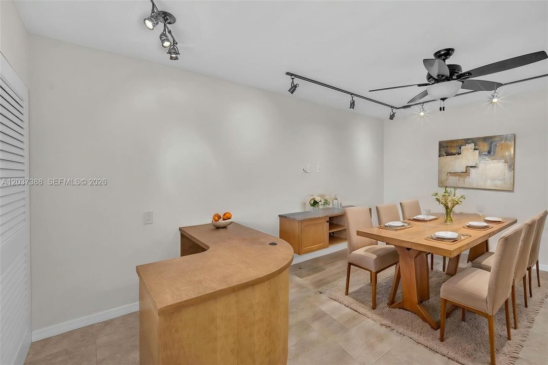 For Sale: $355,000 (1 beds, 1 baths, 500 Square Feet)