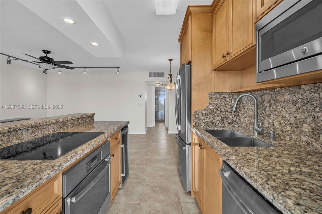 For Sale: $355,000 (1 beds, 1 baths, 500 Square Feet)