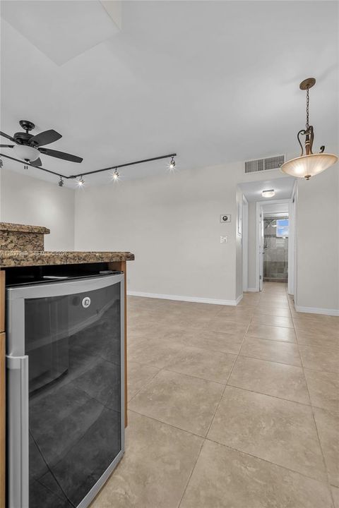 For Sale: $355,000 (1 beds, 1 baths, 500 Square Feet)