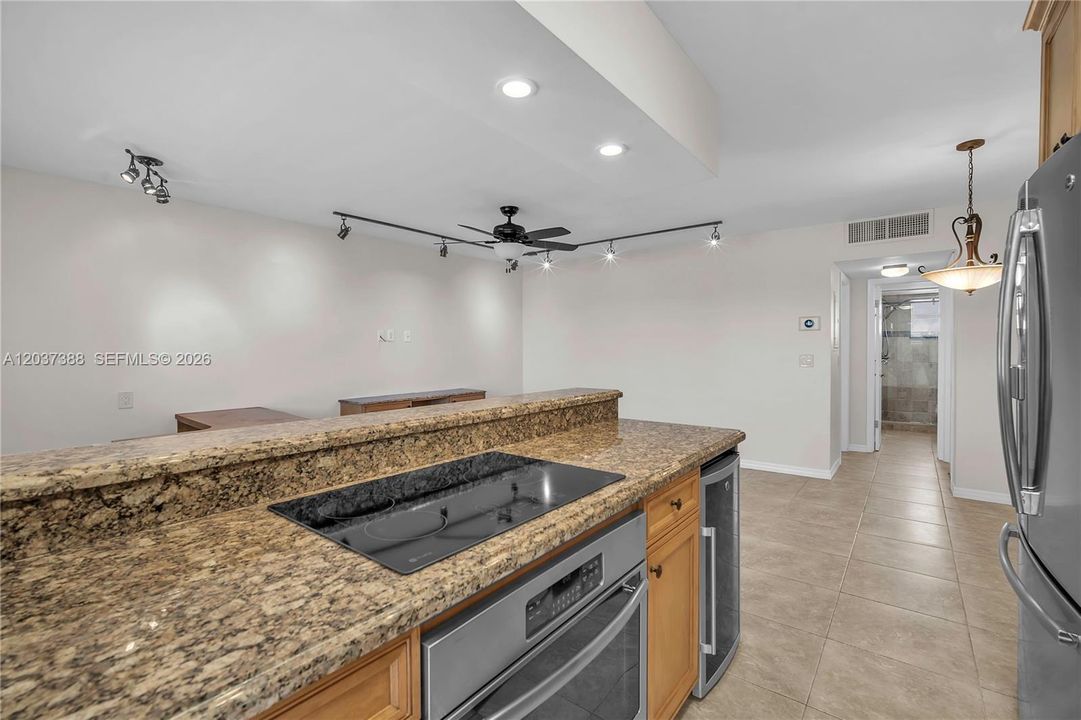 For Sale: $355,000 (1 beds, 1 baths, 500 Square Feet)