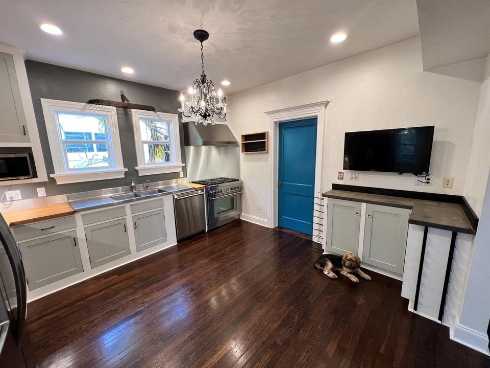 Bar w/wine rack