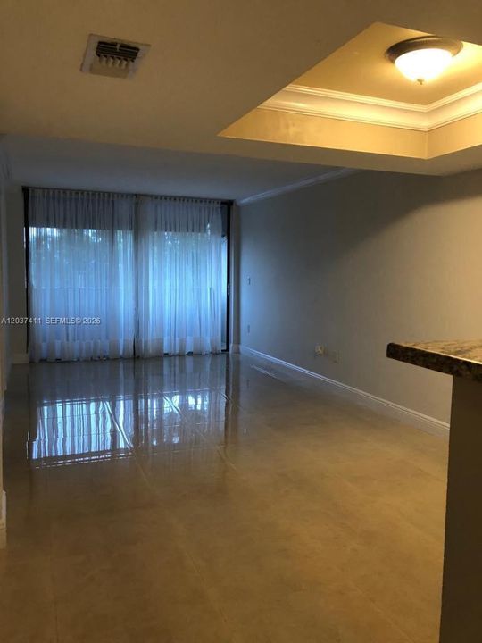 В аренду: $2,400 (1 спален, 1 ванн, 721 Квадратных фут)