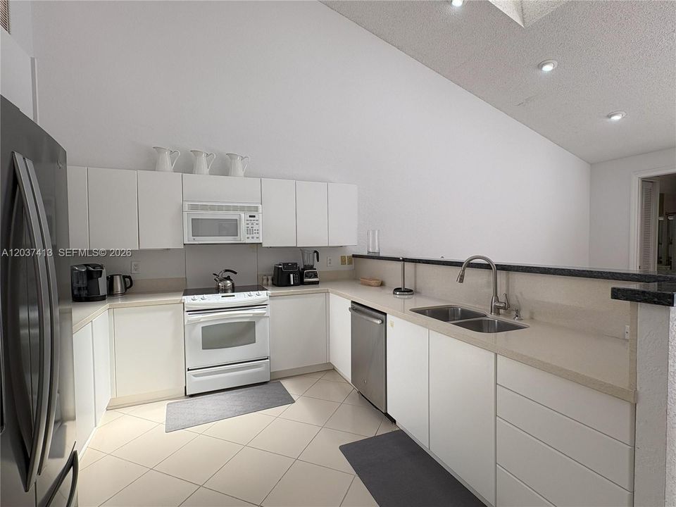 For Rent: $10,000 (3 beds, 3 baths, 2703 Square Feet)