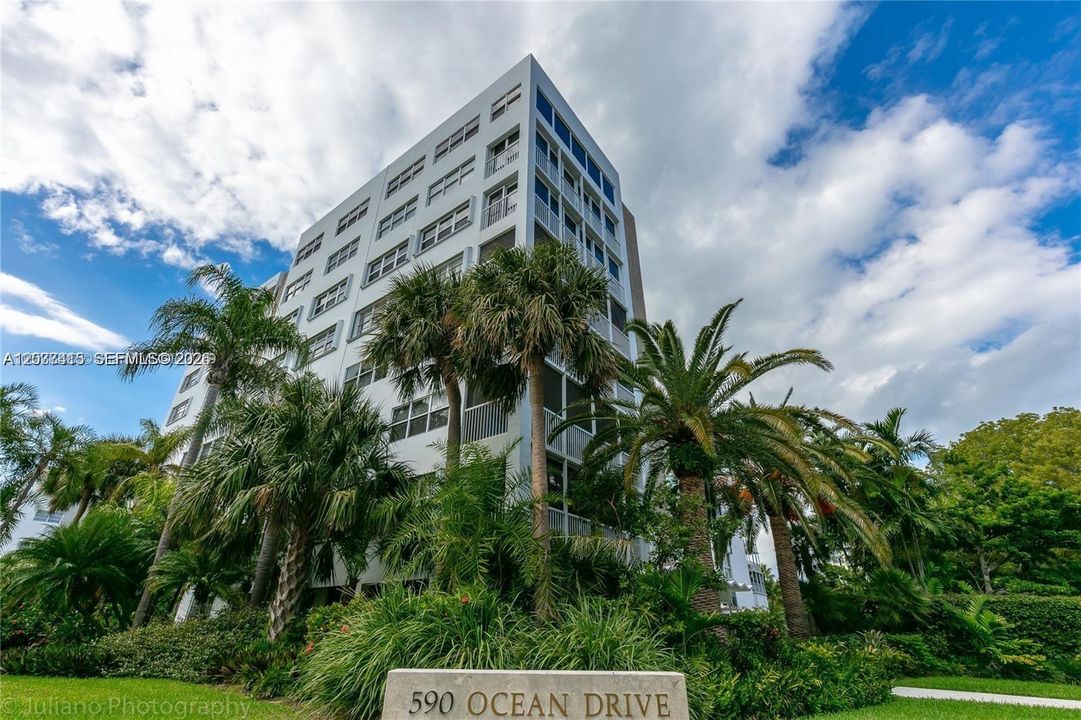 Active With Contract: $5,100 (2 beds, 2 baths, 1365 Square Feet)