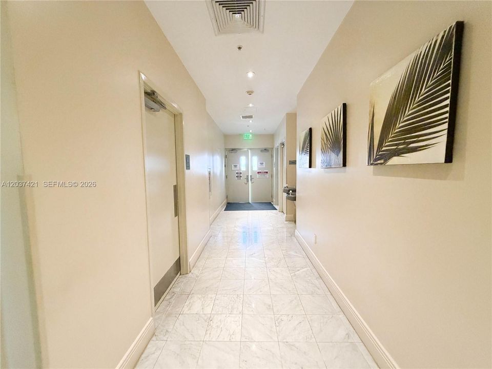 For Rent: $2,600 (0 beds, 1 baths, 580 Square Feet)