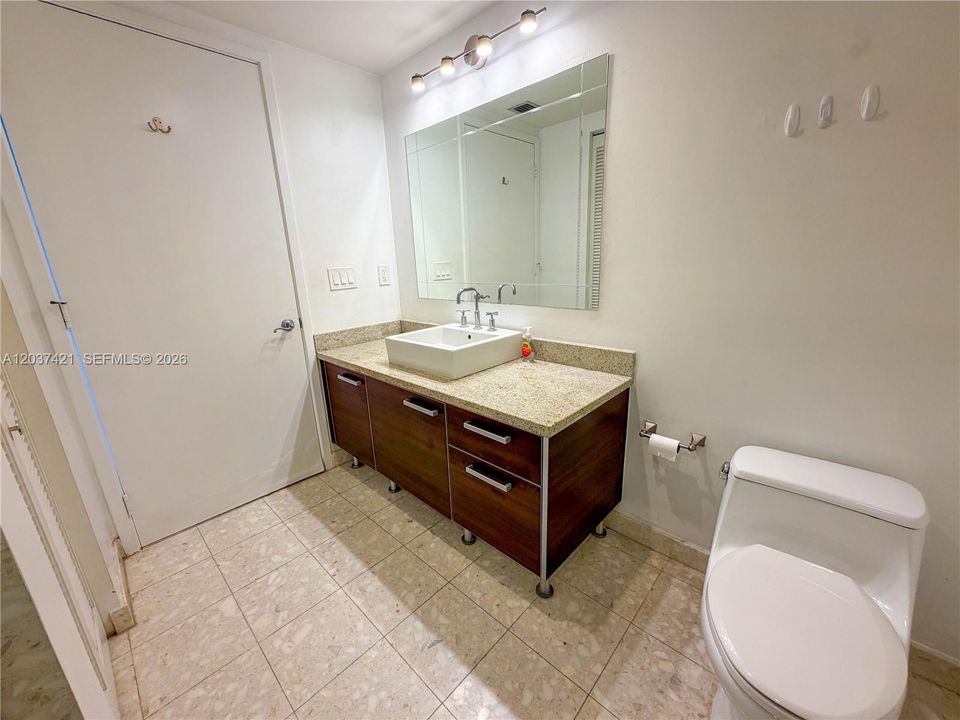 For Rent: $2,600 (0 beds, 1 baths, 580 Square Feet)