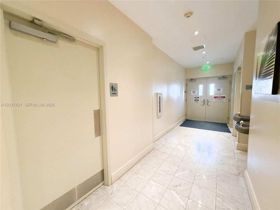 For Rent: $2,600 (0 beds, 1 baths, 580 Square Feet)