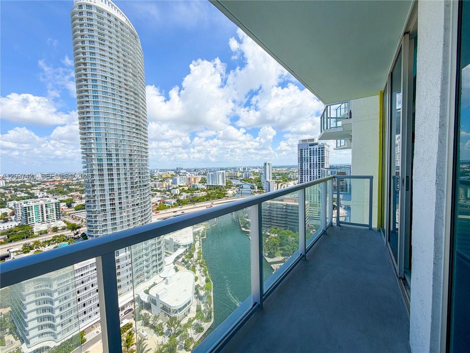 For Rent: $2,600 (0 beds, 1 baths, 580 Square Feet)