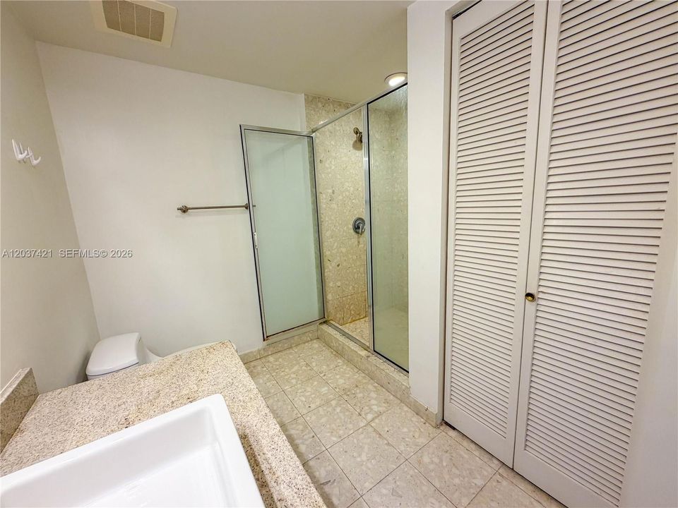 For Rent: $2,600 (0 beds, 1 baths, 580 Square Feet)