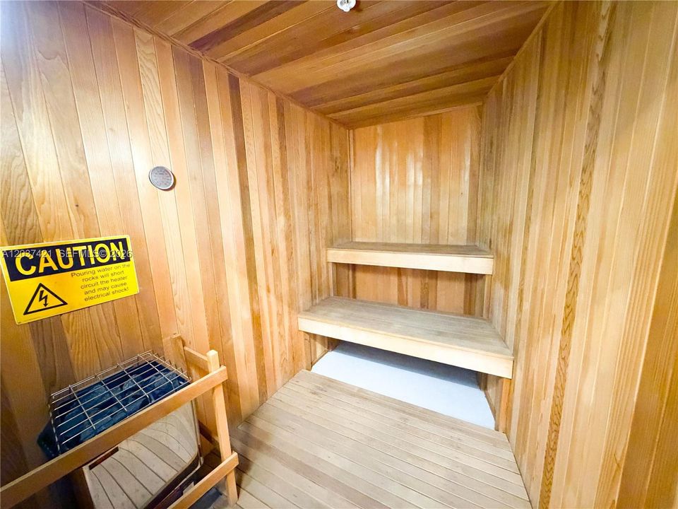 For Rent: $2,600 (0 beds, 1 baths, 580 Square Feet)