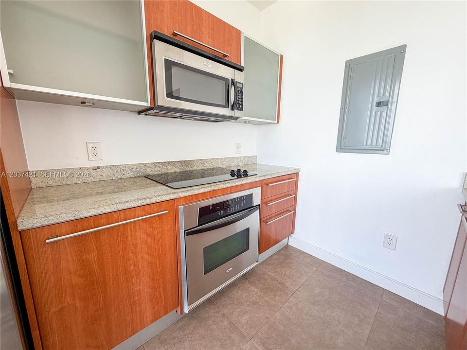 For Rent: $2,600 (0 beds, 1 baths, 580 Square Feet)