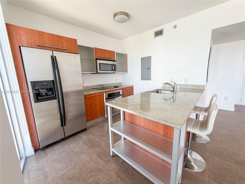 For Rent: $2,600 (0 beds, 1 baths, 580 Square Feet)