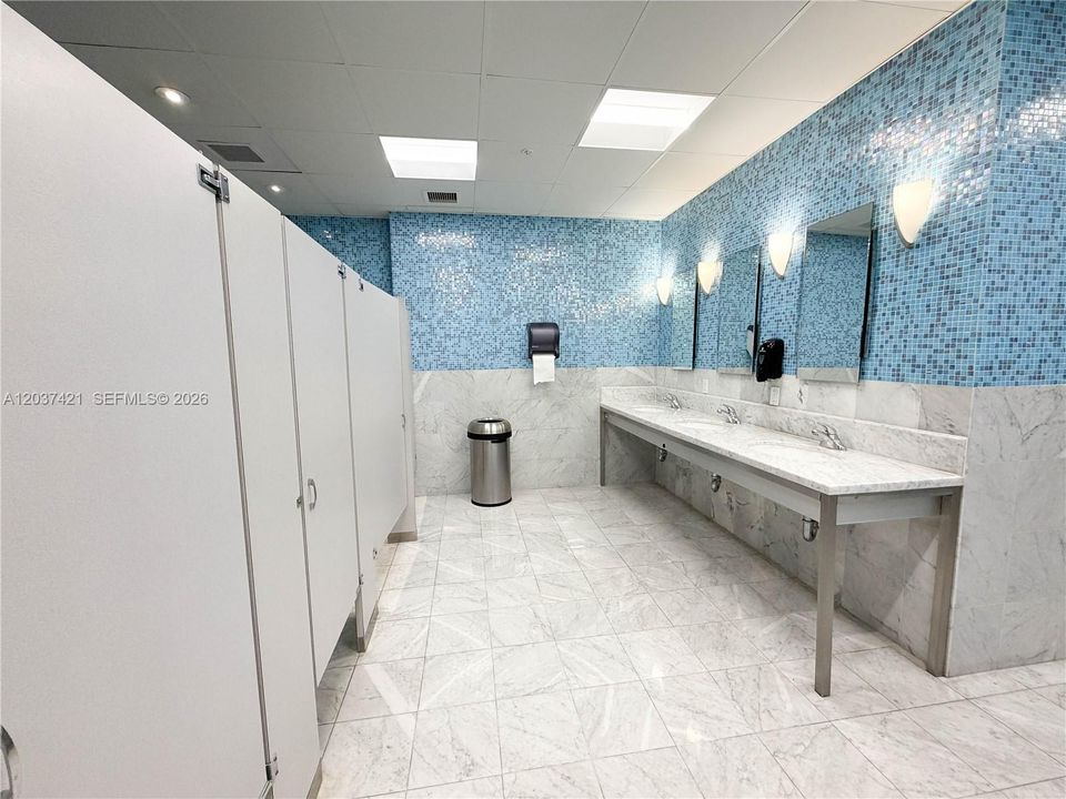 For Rent: $2,600 (0 beds, 1 baths, 580 Square Feet)