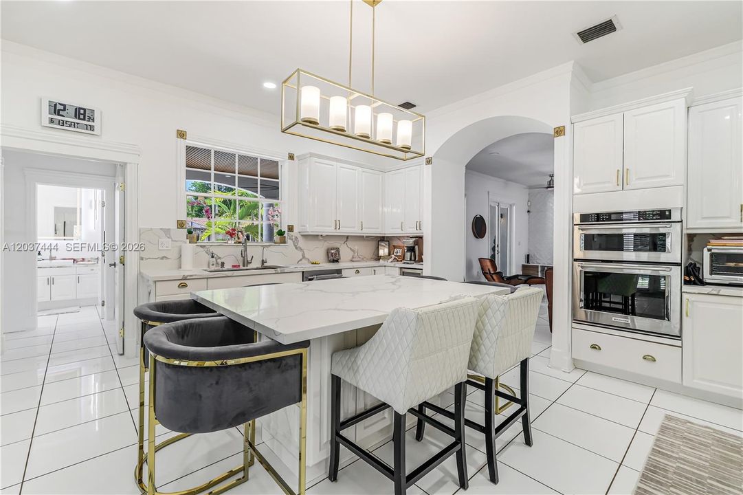 На продажу: $3,499,900 (5 спален, 5 ванн, 6159 Квадратных фут)
