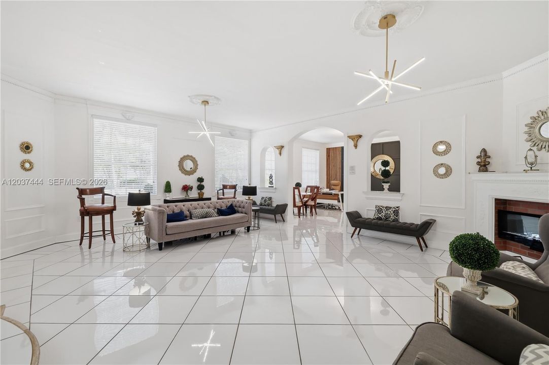 На продажу: $3,499,900 (5 спален, 5 ванн, 6159 Квадратных фут)
