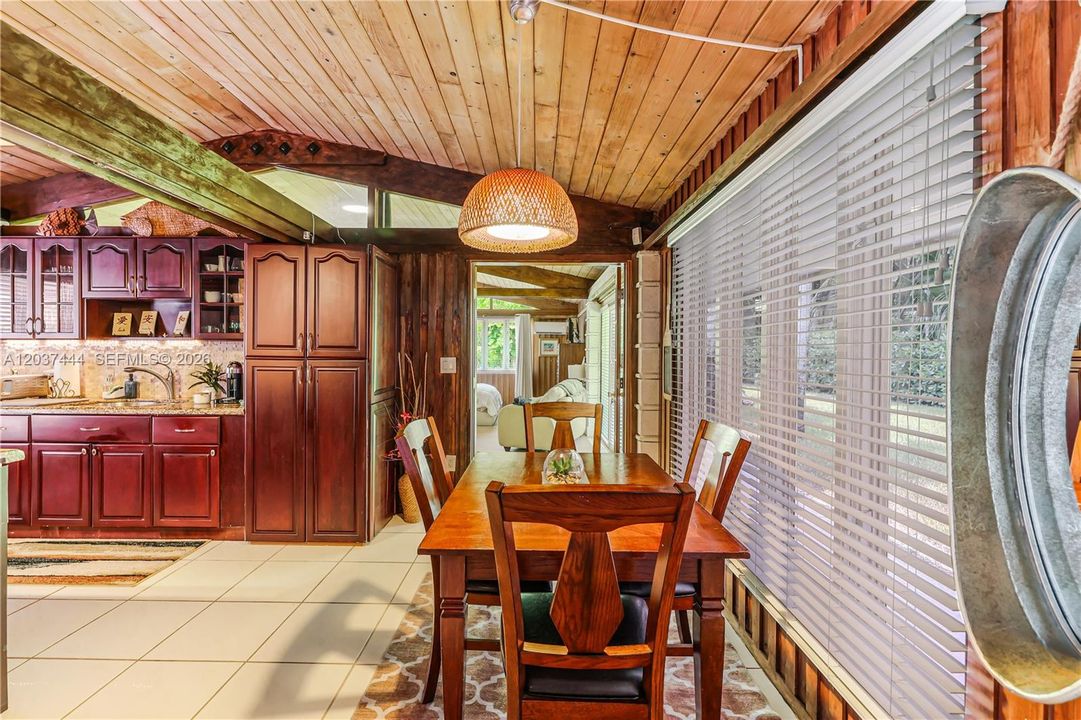 На продажу: $3,499,900 (5 спален, 5 ванн, 6159 Квадратных фут)