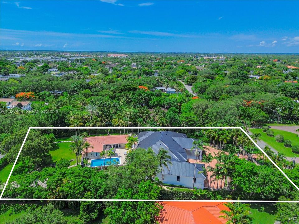 На продажу: $3,499,900 (5 спален, 5 ванн, 6159 Квадратных фут)