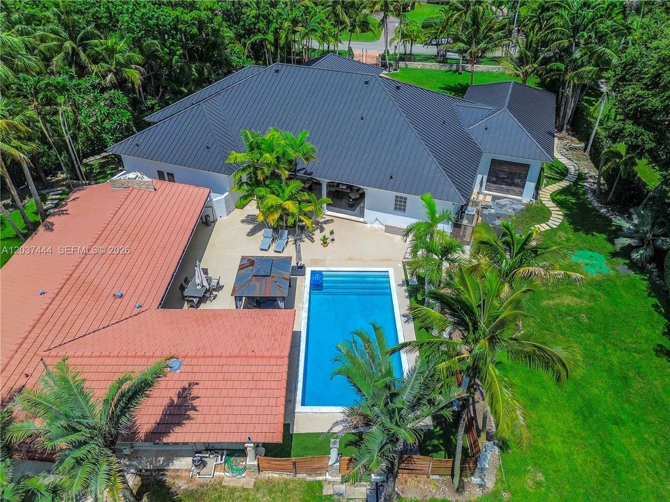 На продажу: $3,499,900 (5 спален, 5 ванн, 6159 Квадратных фут)