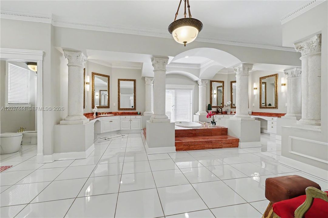 На продажу: $3,499,900 (5 спален, 5 ванн, 6159 Квадратных фут)