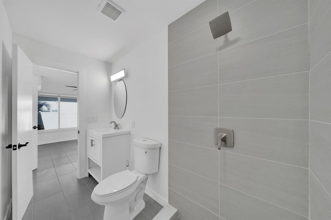 12 Master Bathroom (2)