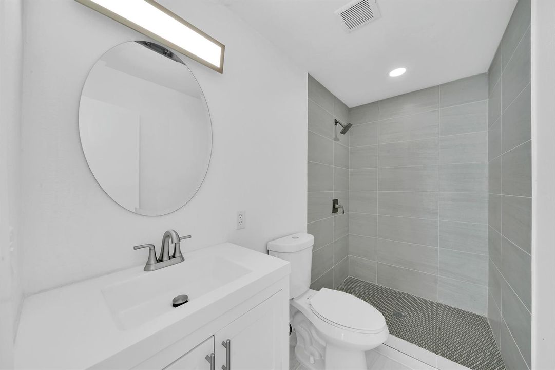 12 Master Bathroom (1)
