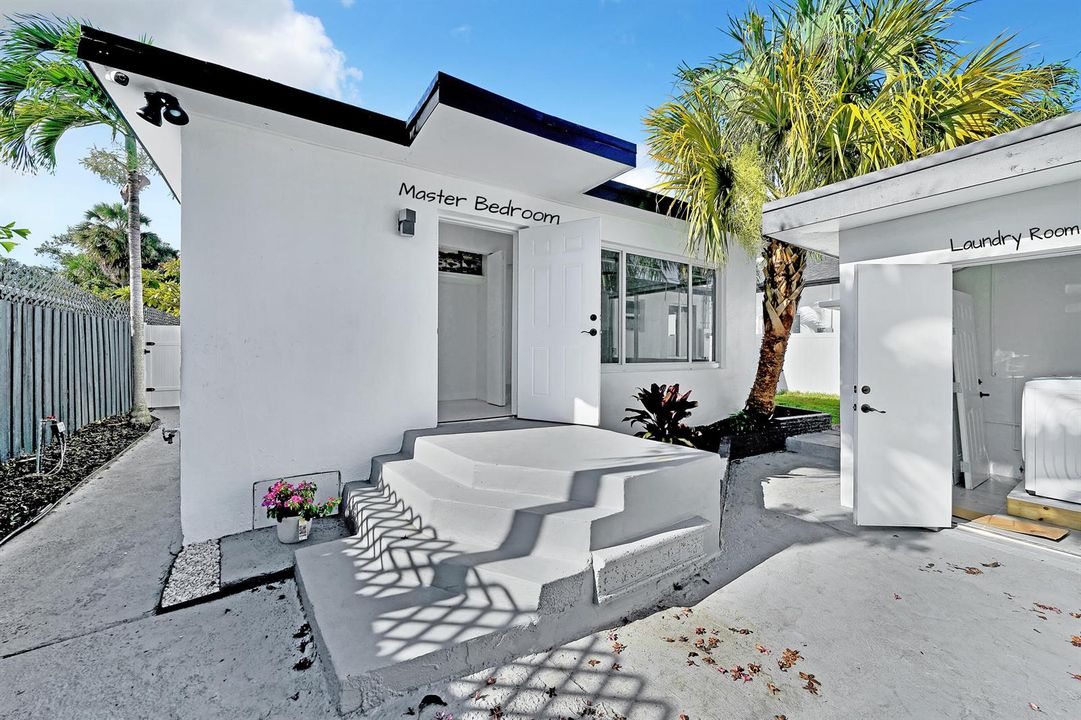 18 Laundry Room (2)