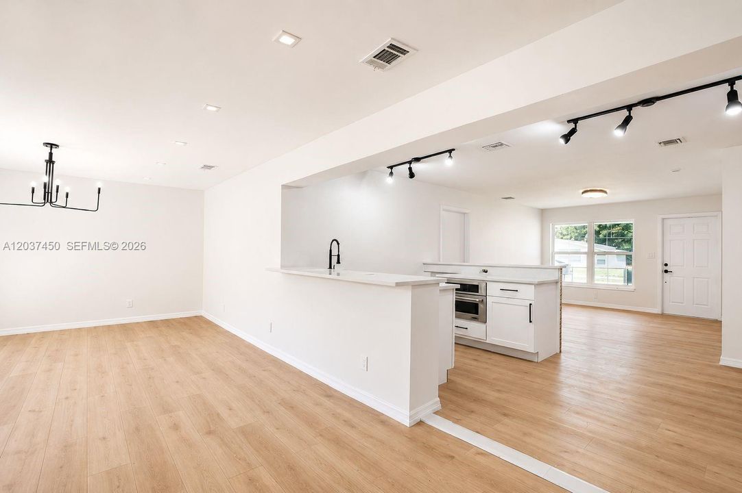 En Venta: $473,500 (4 camas, 2 baños, 1578 Pies cuadrados)