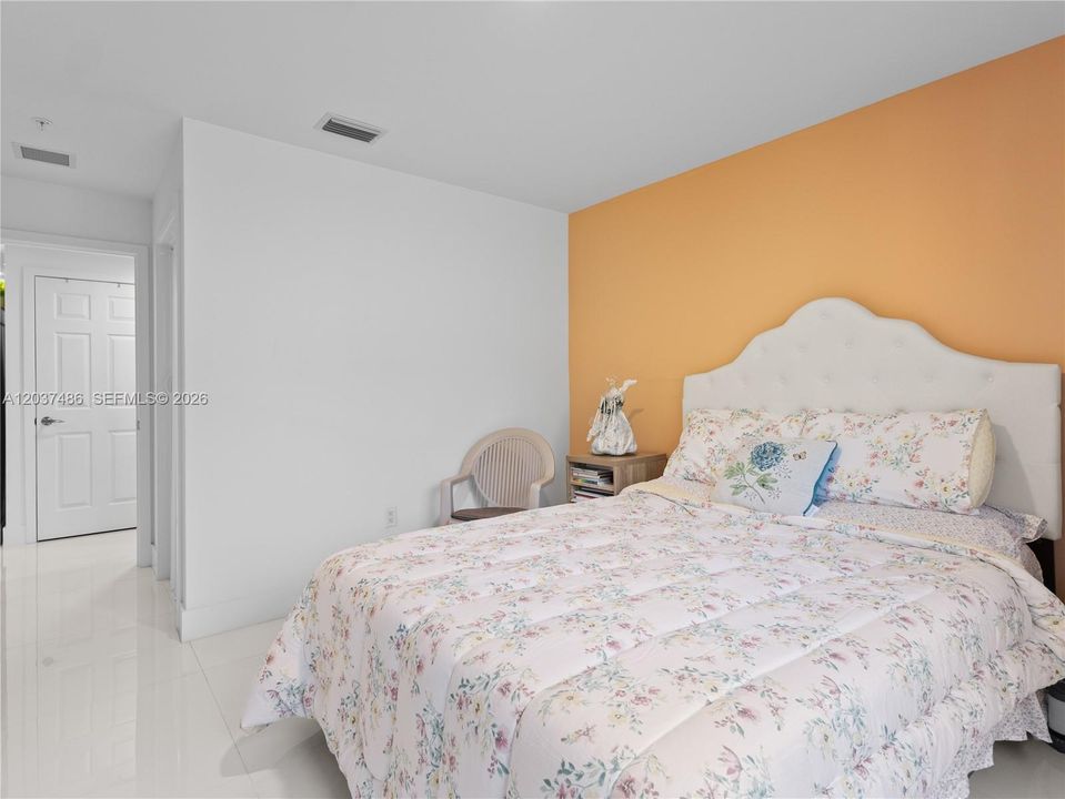 For Sale: $299,000 (1 beds, 1 baths, 838 Square Feet)