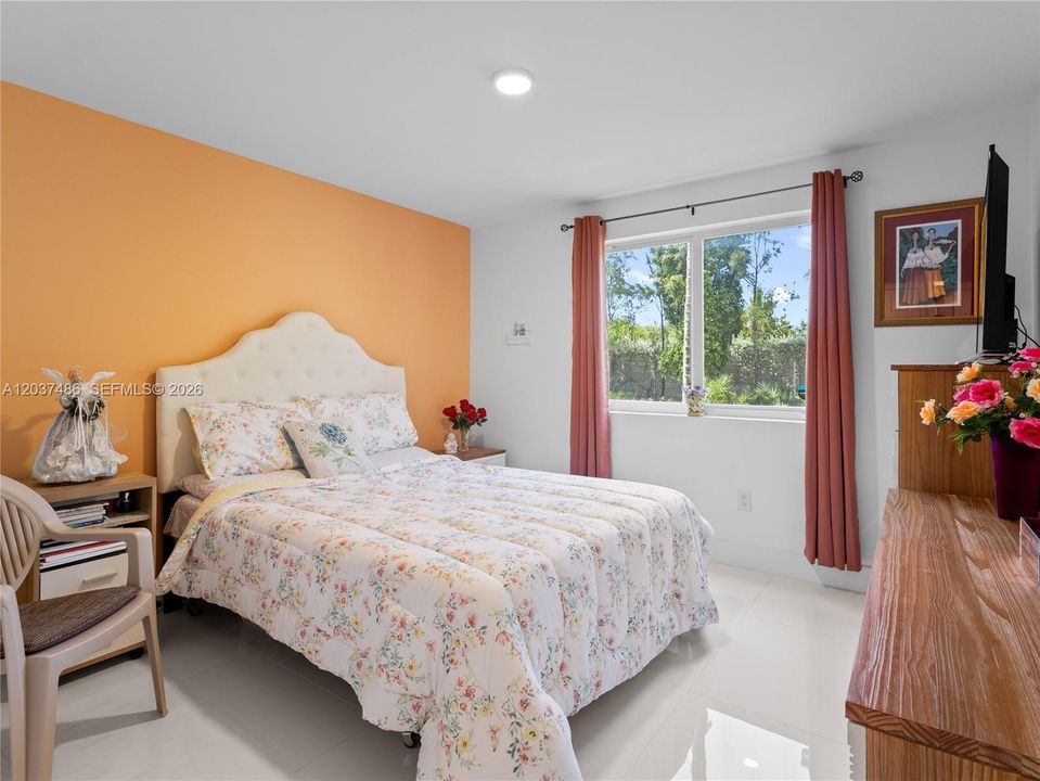 For Sale: $299,000 (1 beds, 1 baths, 838 Square Feet)