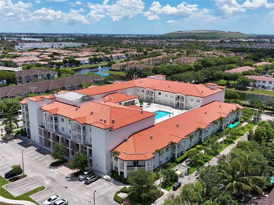 For Sale: $299,000 (1 beds, 1 baths, 838 Square Feet)