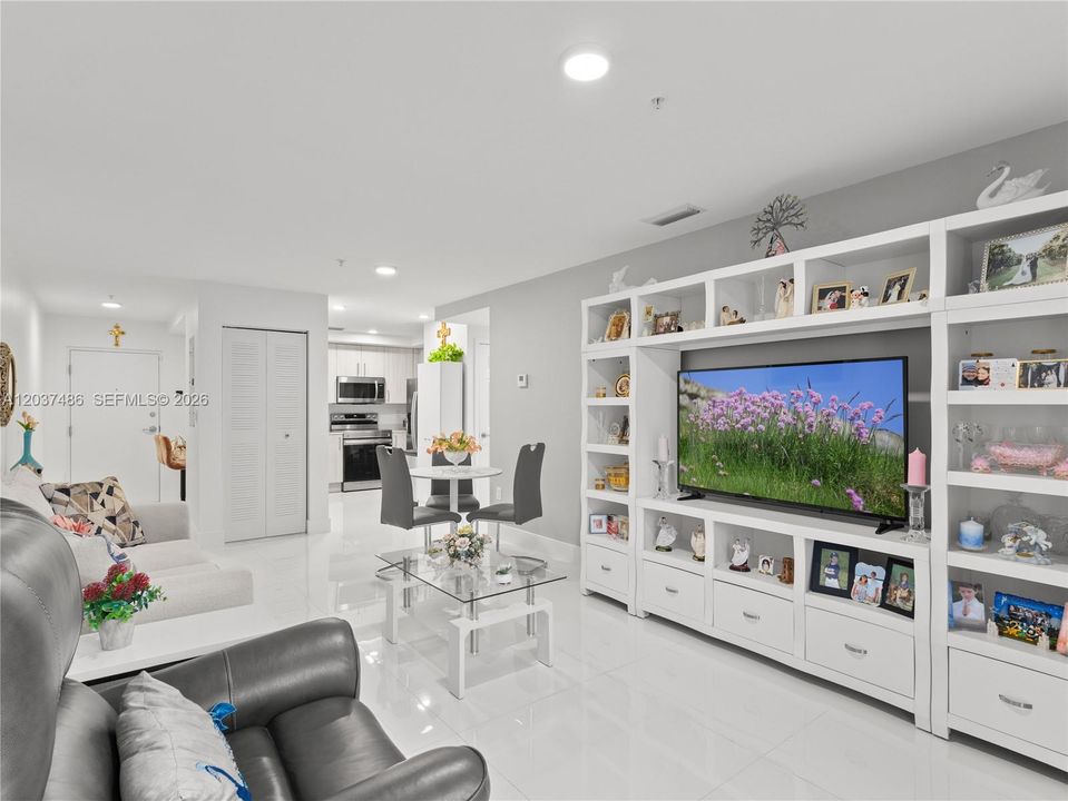 porcelain floors throughout