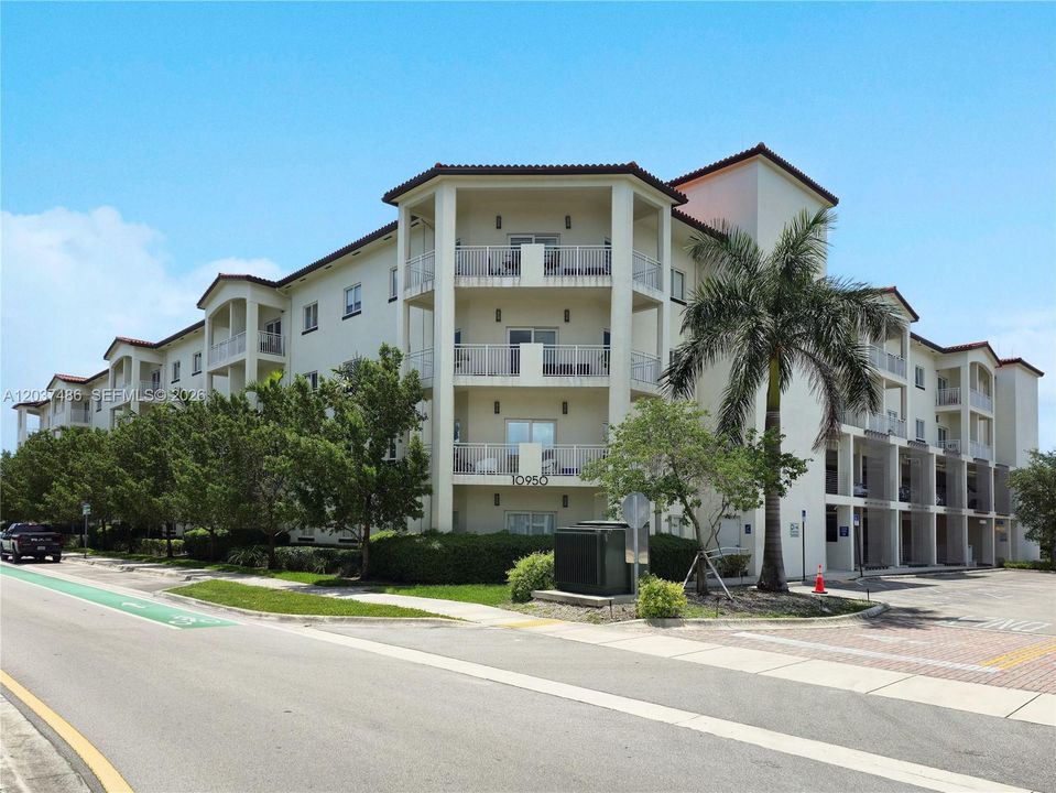 For Sale: $299,000 (1 beds, 1 baths, 838 Square Feet)