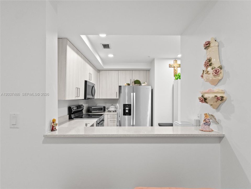 For Sale: $299,000 (1 beds, 1 baths, 838 Square Feet)