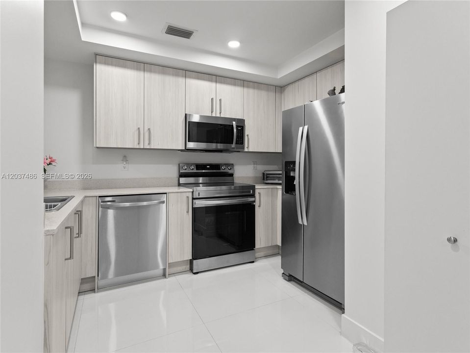 For Sale: $299,000 (1 beds, 1 baths, 838 Square Feet)