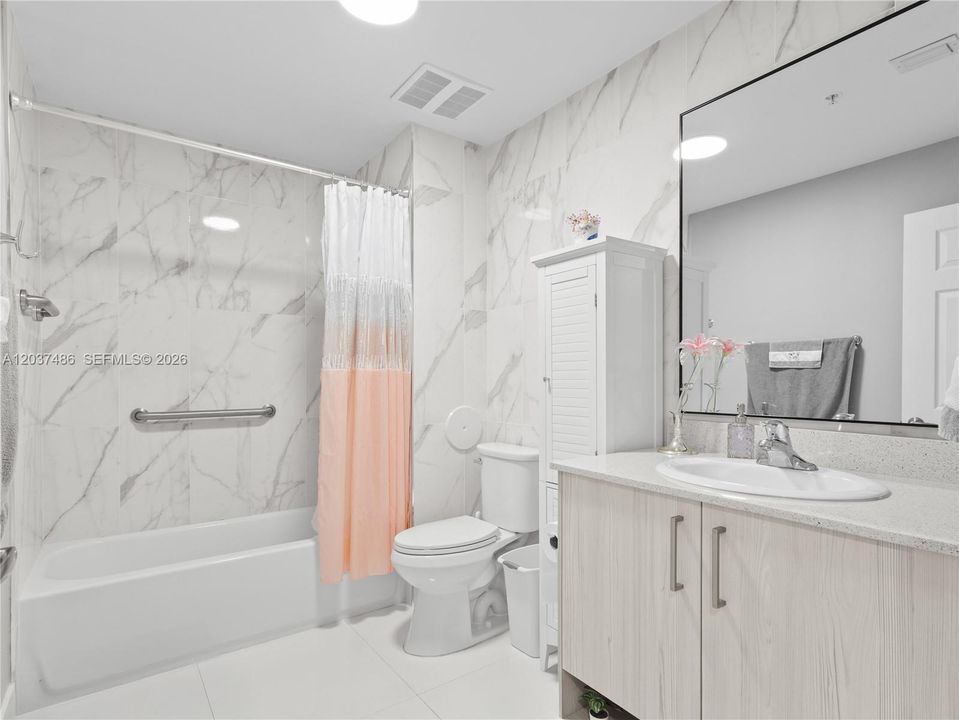 For Sale: $299,000 (1 beds, 1 baths, 838 Square Feet)