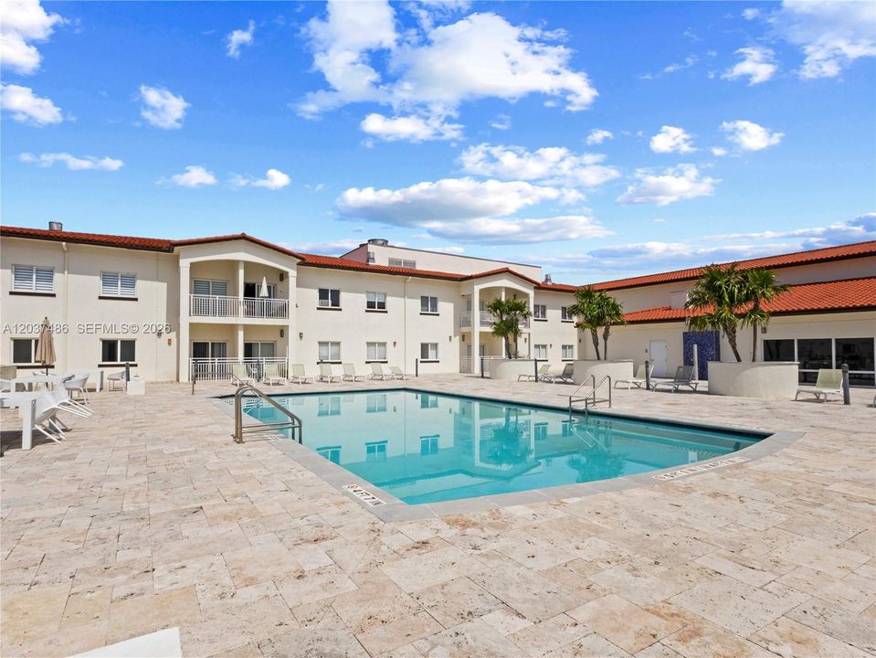 For Sale: $299,000 (1 beds, 1 baths, 838 Square Feet)