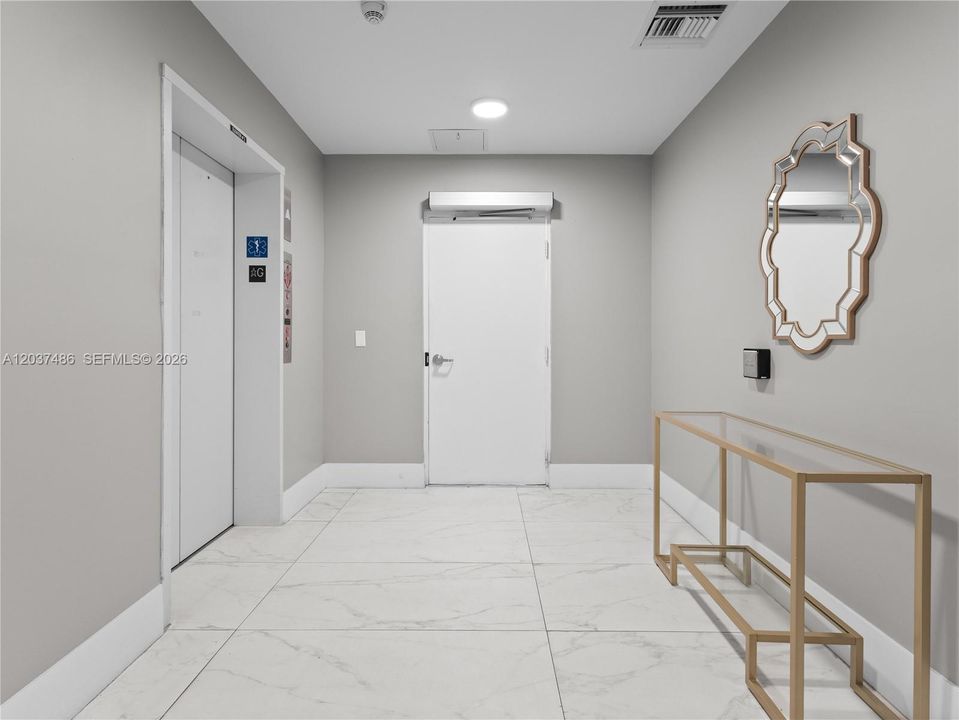 For Sale: $299,000 (1 beds, 1 baths, 838 Square Feet)