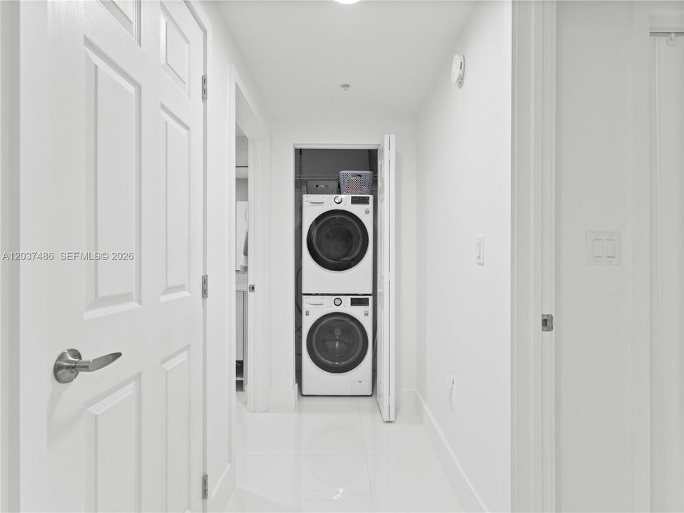 For Sale: $299,000 (1 beds, 1 baths, 838 Square Feet)