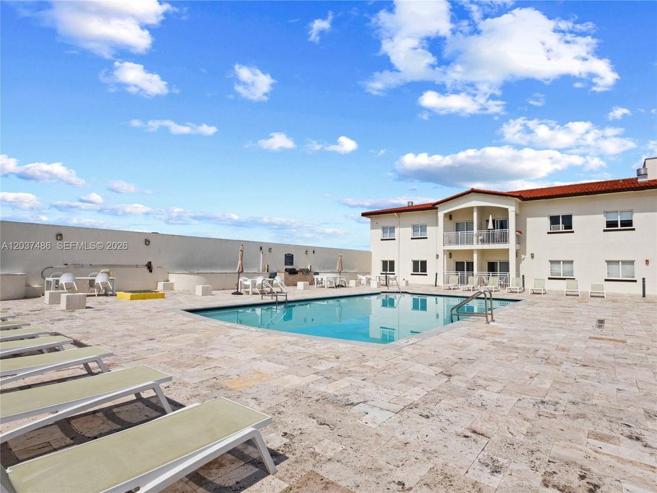 For Sale: $299,000 (1 beds, 1 baths, 838 Square Feet)