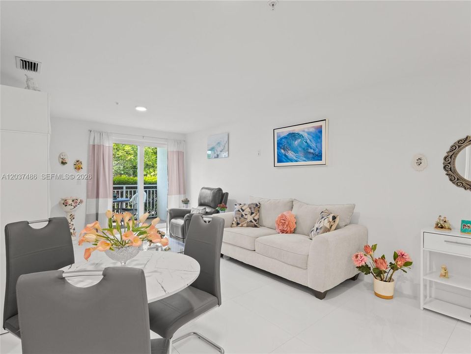 For Sale: $299,000 (1 beds, 1 baths, 838 Square Feet)