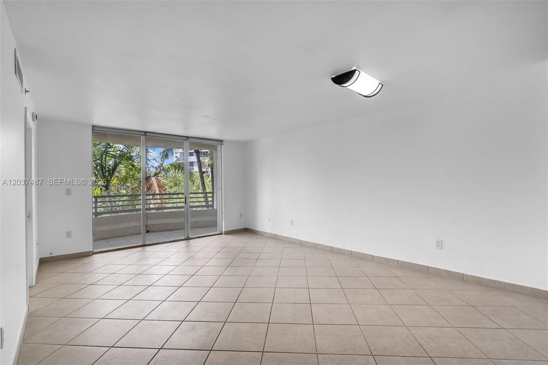 For Sale: $599,000 (2 beds, 2 baths, 990 Square Feet)